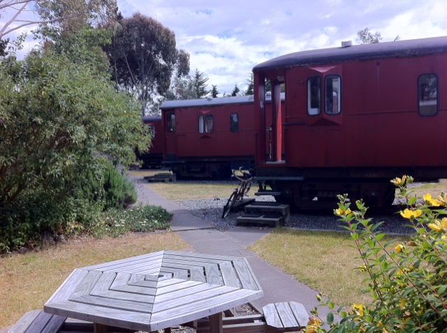 26 November 2010 à 10h32 - Le camping de Waipara, une adresse de camping à retenir où des vieux wagons ont été transformés en bungalow